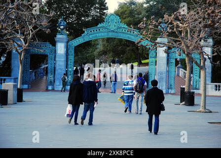 Die Studenten laufen in Richtung Sather Gate, dem Eingang zur University of California in Berkeley Stockfoto