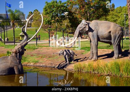 Eine Szene zeigt ein Mammut, das in den Teergruben von La Brea im heutigen Los Angeles stecken bleibt Stockfoto
