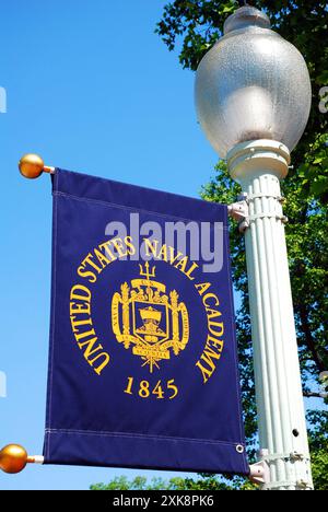 Ein marineblaues Banner hängt an einem Laternenpfosten der United States Naval Academy in Annapolis, Maryland Stockfoto