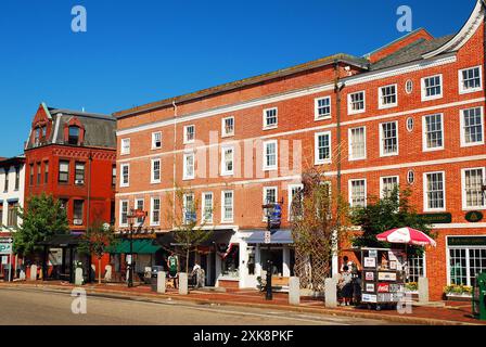 An einem sonnigen Sommertag säumen Backsteinhäuser die Hauptstraße von Portsmouth New Hampshire Stockfoto