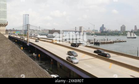 New York City Waterfront Road, Financial District, Manhattan Downtown Flussufer vom erhöhten Acre. Autobahn entlang des East River, Autos am Ufer des FDR Drive, gelbes Taxi. Brooklyn Bridge, Usa. Stockfoto