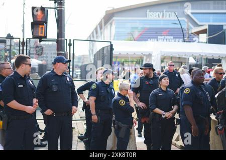 Milwaukee, Usa. Juli 2024. Die Polizei bildet am zweiten Tag des Republican National Convention (RNC) eine Sicherheitsbarriere vor dem FinServ Forum. Die Konvention findet wie geplant statt, trotz des Attentats auf Trump wird er die Präsidentschaftskandidaten seiner Partei annehmen. (Foto: Jeremy Hogan/SOPA Images/SIPA USA) Credit: SIPA USA/Alamy Live News Stockfoto