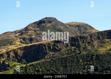 Der erloschene Vulkan Arthur's Seat, zusammen mit Salisbury Crags, in Edinburgh, Schottland, aus der Ferne gesehen. Stockfoto