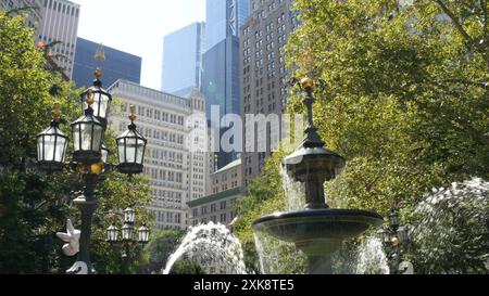 New York City Lower Manhattan, Downtown Financial District Architecture, USA. Hochhäuser an der Broadway Street, USA. Amerikanische Stadtszene, Brunnen im City Hall Park, NYC. Grün. Stockfoto