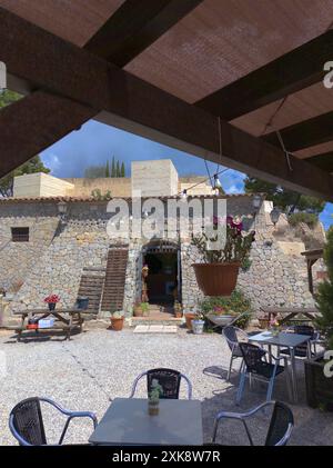 Polop, Spanien. 21. Mai 2024: Terrasse eines Cafés in der Stadt Polop, Provinz Alicante in Spanien. Stockfoto