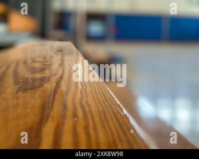 Nahaufnahme von hölzernen Bleachern in einem leeren Schulbasketballplatz, Turnhalle. Stockfoto