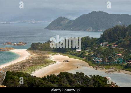 Dieses atemberaubende Panoramafoto, aufgenommen vom Aussichtspunkt Silla de la Reina, fängt die atemberaubende Schönheit von Rodas Beach, dem Campingplatz und ein Stockfoto