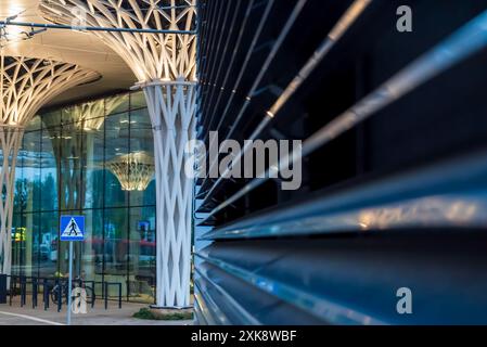 Lublin, Polen 17. Juni 2024 neuer Busbahnhof bei Sonnenaufgang Stockfoto