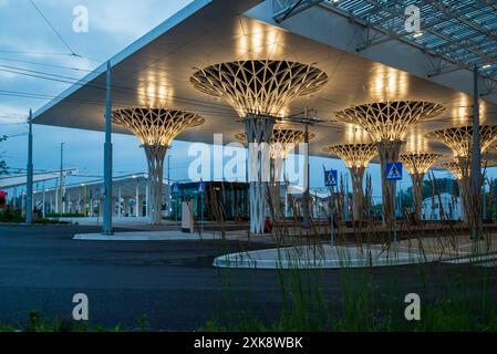 Lublin, Polen 17. Juni 2024 neuer Busbahnhof bei Sonnenaufgang Stockfoto