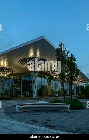 Lublin, Polen 17. Juni 2024 neuer Busbahnhof bei Sonnenaufgang Stockfoto