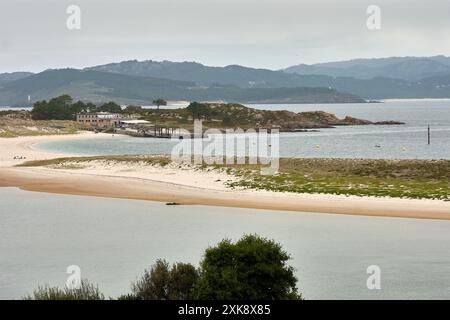 Dieses atemberaubende Panoramafoto fängt die Schönheit von Rodas Beach und dem Pier auf den Cies-Inseln in Galicien, Spanien, ein. Das Bild zeigt die Pris Stockfoto