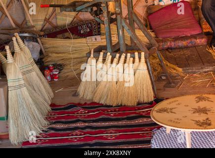 Besen aus Besen, Sorghum oder Haushalt, Reinigung Hausfrauen, Konzept. Stockfoto