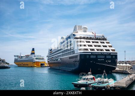 Nizza, Frankreich - 25. Mai 2024: Kreuzfahrtschiff im Hafen von Nizza an der französischen Riviera Stockfoto