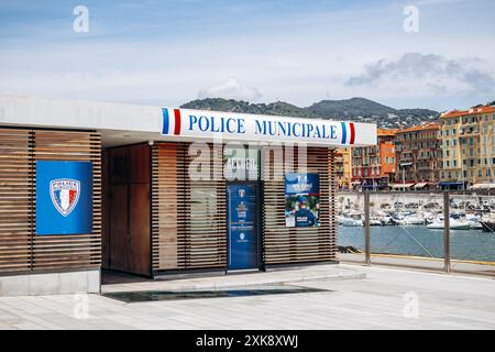 Nizza, Frankreich - 25. Mai 2024: Polizeiwache im Hafen von Nizza an der französischen Riviera Stockfoto