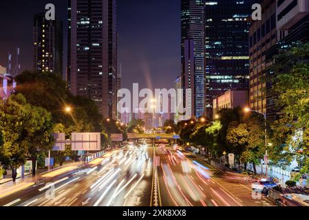 Malerischer Blick bei Nacht auf die Shennan East Road in Shenzhen Stockfoto