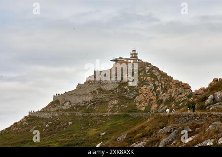 Dieses eindrucksvolle Panoramafoto aus einem niedrigen Winkel zeigt den berühmten Leuchtturm auf den Cies-Inseln in Galicien, Spanien. Das Bild zeigt Stockfoto