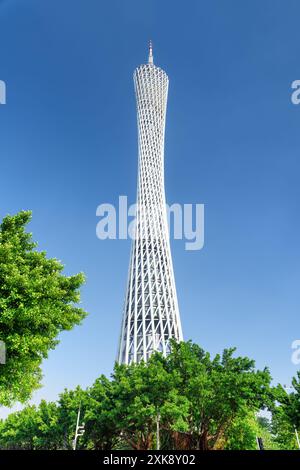 Wunderbarer Blick von unten auf den Canton Tower in Guangzhou, China Stockfoto