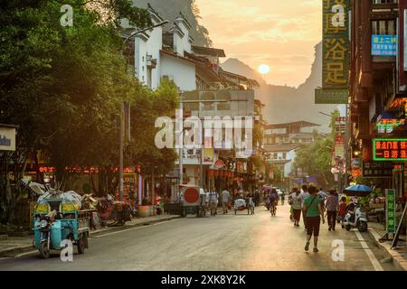 Wunderschöner Blick auf eine Straße in Yangshuo County bei Sonnenuntergang Stockfoto
