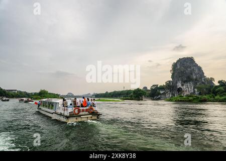 Abendlicher Blick auf die Touristenboote, die auf dem Fluss Li segeln Stockfoto