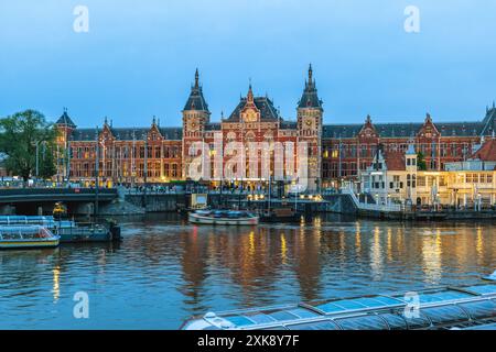 Amsterdam Centraal Station, der größte Bahnhof in Amsterdam, Nordholland, Niederlande Stockfoto