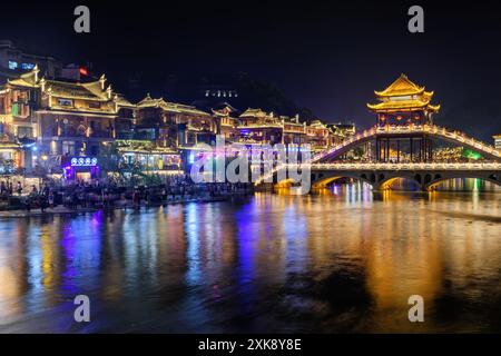 Fantastischer Blick bei Nacht auf die antike Stadt Phoenix (Fenghuang County) Stockfoto