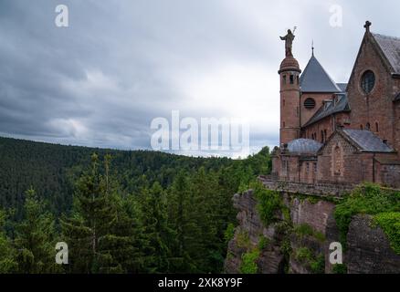 Mont Sainte Odile, Frankreich. Juni 2024. Blick auf das Kloster Hohenburg auf dem Odilienberg. Quelle: Hauke Schröder/dpa/Alamy Live News Stockfoto