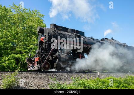 Eine alte sowjetische Dampflokomotive in Rauch. Republik Karelien, Russland Stockfoto