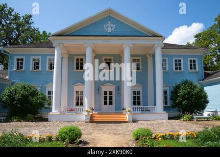 NOVOSPASSKOYE, RUSSLAND - 13. JULI 2024: Die Fassade eines Adelshauses auf dem Nachlass des Komponisten M.I. Glinka. Novospasskoje, Region Smolensk. Russland Stockfoto