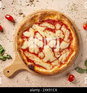 Frisch gebackene Pizza margherita mit Tomatensauce und Mozzarella-Käse, Blick von oben Stockfoto