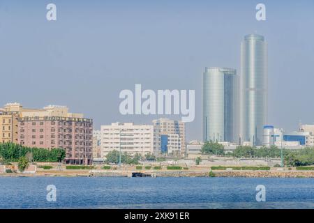 Das Foto-Panorama von Dschidda (Dschiddah) in Saudi-Arabien, mit den Wolkenkratzern, modernen Gebäuden am Ufer des Roten Meeres im Nahen Osten. Stockfoto