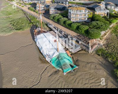 Aus der Vogelperspektive auf Boote und Hausboote, die am Kai am faversham Creek in kent vertäut sind Stockfoto