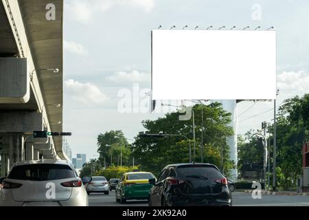 Leere Werbetafel mit Kopierraum für Text oder Inhalt, Mockup einer leeren Werbetafel in einer Großstadt, Abendszene. Platz für Ihre Anzeige... Eine leere Werbetafel o Stockfoto