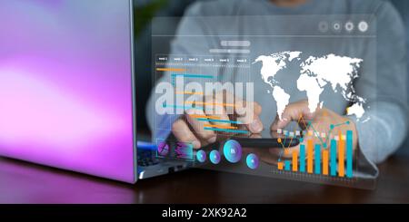 Business Finance Datenanalyse Diagrammbericht, Mann mit Laptop, Smartphone mit Aspekten Business Analytics online, KPI-Verkaufsbericht, finanzielle Kennzahlen Stockfoto