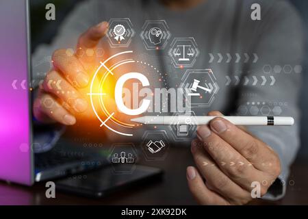 Copyright- oder Patentkonzept, Person Hand mit Laptop auf Schreibtisch mit VR-Bildschirm Copyright-Symbol Hintergrund, Copyleft-Markenlizenz, Creation Stockfoto