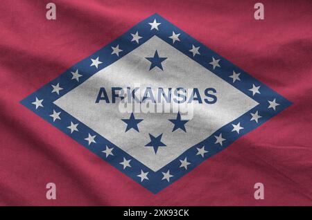 Arkansas US-Staatsflagge auf gefaltetem, gewelltem Stoff aus altem Tuch aus Nahaufnahme dargestellt Stockfoto