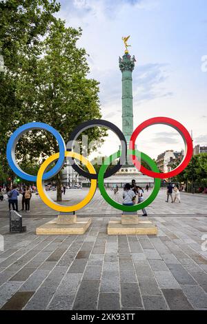 FRANKREICH. PARIS (75) (4. BEZIRK) BASTILLE PLATZ. DIE OLYMPISCHEN RINGE, DIE AUF DEM PLATZ FÜR DIE OLYMPISCHEN SPIELE 2024 IN PARIS INSTALLIERT WURDEN. IM HINTERGRUND WIRD DIE Stockfoto