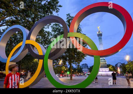 FRANKREICH. PARIS (75) (4. BEZIRK) BASTILLE PLATZ. DIE OLYMPISCHEN RINGE, DIE AUF DEM PLATZ FÜR DIE OLYMPISCHEN SPIELE 2024 IN PARIS INSTALLIERT WURDEN. IM HINTERGRUND WIRD DIE Stockfoto