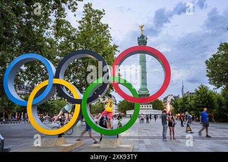 FRANKREICH. PARIS (75) (4. BEZIRK) BASTILLE PLATZ. DIE OLYMPISCHEN RINGE, DIE AUF DEM PLATZ FÜR DIE OLYMPISCHEN SPIELE 2024 IN PARIS INSTALLIERT WURDEN. IM HINTERGRUND WIRD DIE Stockfoto