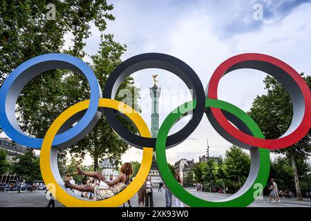 FRANKREICH. PARIS (75) (4. BEZIRK) BASTILLE PLATZ. DIE OLYMPISCHEN RINGE, DIE AUF DEM PLATZ FÜR DIE OLYMPISCHEN SPIELE 2024 IN PARIS INSTALLIERT WURDEN. IM HINTERGRUND WIRD DIE Stockfoto