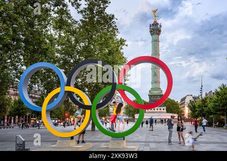 FRANKREICH. PARIS (75) (4. BEZIRK) BASTILLE PLATZ. DIE OLYMPISCHEN RINGE, DIE AUF DEM PLATZ FÜR DIE OLYMPISCHEN SPIELE 2024 IN PARIS INSTALLIERT WURDEN. IM HINTERGRUND WIRD DIE Stockfoto