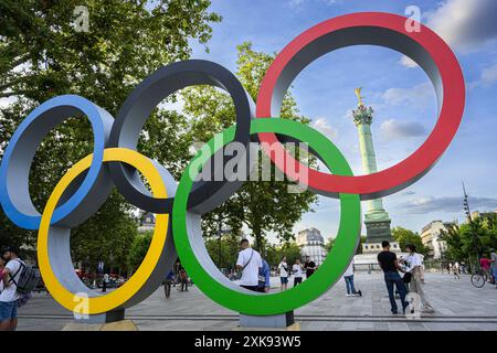 FRANKREICH. PARIS (75) (4. BEZIRK) BASTILLE PLATZ. DIE OLYMPISCHEN RINGE, DIE AUF DEM PLATZ FÜR DIE OLYMPISCHEN SPIELE 2024 IN PARIS INSTALLIERT WURDEN. IM HINTERGRUND WIRD DIE Stockfoto