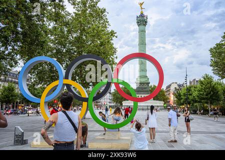 FRANKREICH. PARIS (75) (4. BEZIRK) BASTILLE PLATZ. DIE OLYMPISCHEN RINGE, DIE AUF DEM PLATZ FÜR DIE OLYMPISCHEN SPIELE 2024 IN PARIS INSTALLIERT WURDEN. IM HINTERGRUND WIRD DIE Stockfoto