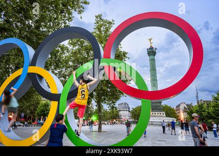 FRANKREICH. PARIS (75) (4. BEZIRK) BASTILLE PLATZ. DIE OLYMPISCHEN RINGE, DIE AUF DEM PLATZ FÜR DIE OLYMPISCHEN SPIELE 2024 IN PARIS INSTALLIERT WURDEN. IM HINTERGRUND WIRD DIE Stockfoto