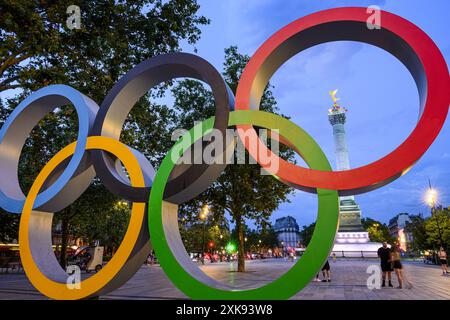 FRANKREICH. PARIS (75) (4. BEZIRK) BASTILLE PLATZ. DIE OLYMPISCHEN RINGE, DIE AUF DEM PLATZ FÜR DIE OLYMPISCHEN SPIELE 2024 IN PARIS INSTALLIERT WURDEN. IM HINTERGRUND WIRD DIE Stockfoto