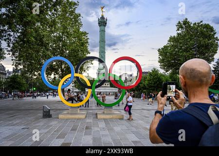 FRANKREICH. PARIS (75) (4. BEZIRK) BASTILLE PLATZ. DIE OLYMPISCHEN RINGE, DIE AUF DEM PLATZ FÜR DIE OLYMPISCHEN SPIELE 2024 IN PARIS INSTALLIERT WURDEN. IM HINTERGRUND WIRD DIE Stockfoto