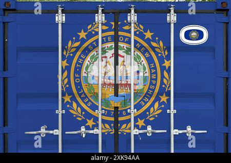 New Hampshire US-Staatsflagge auf Metalltüren von Frachtcontainern im Außenbereich im Hafenbereich dargestellt Stockfoto