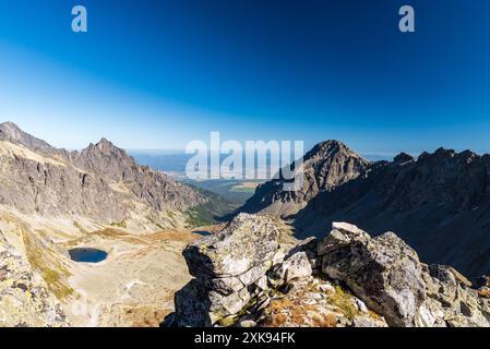 Velka Studena dolina Tal mit Seen und Berggipfeln über der Hohen Tatra in der Slowakei am Spätsommernachmittag Stockfoto