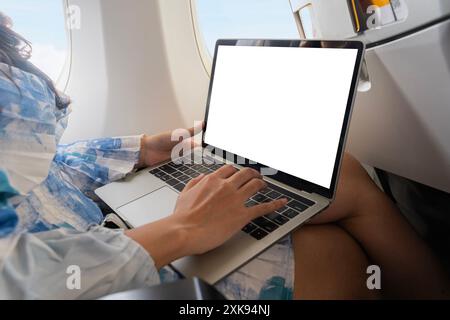 Nahaufnahme Hand des Geschäfts asiatische Frau benutzt Laptop, während sie im Flugzeug in der Nähe von Fenster. Reise- und Technologieflugzeuge schöne junge Mädchen Geschäftsleute Stockfoto