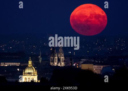 Prag, Tschechische Republik. Juli 2024. Vollmond in Prag, Tschechien, am 21. Juli 2024. Quelle: Ondrej Deml/CTK Photo/Alamy Live News Stockfoto