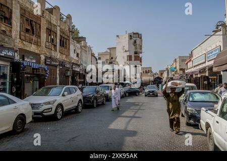 Das geschäftige Marktviertel und die saudischen Menschen auf den Straßen von Dschidda (Jedda) in Saudi-Arabien während der Mittagszeit. Stockfoto